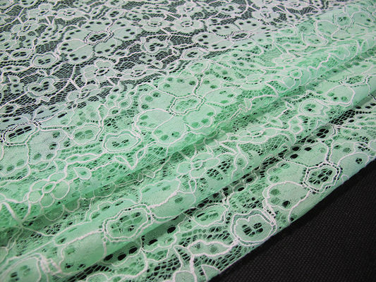 Modèle de fleur brodé par nylon durable fait sur commande de vert de tissu de dentelle de coton