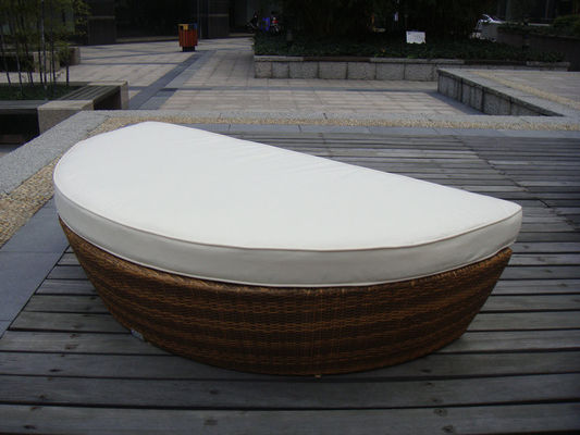 Halbrunder Rattan Daybed im Freien mit weißem Kissen und Kissen