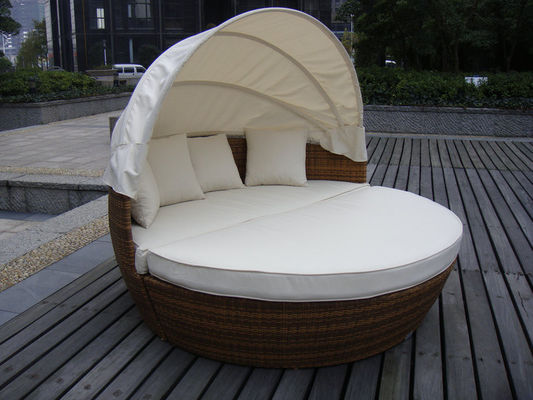 Halbrunder Rattan Daybed im Freien mit weißem Kissen und Kissen