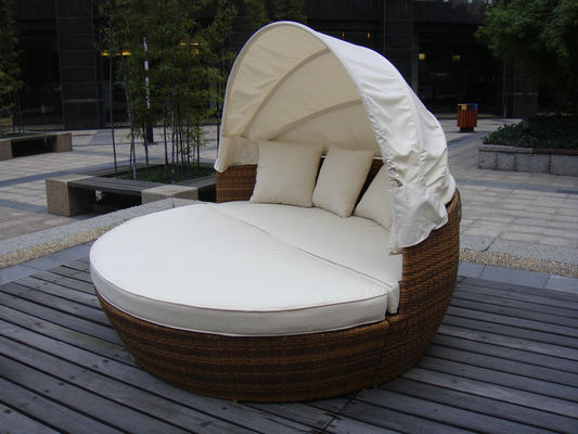 Halbrunder Rattan Daybed im Freien mit weißem Kissen und Kissen