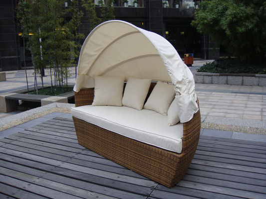 Halbrunder Rattan Daybed im Freien mit weißem Kissen und Kissen