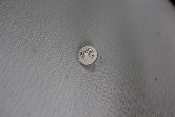 めっきの金属の Bowknot パターン注文の衣類は、14L 22L 26L ボタンがかかります