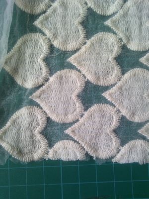 Rozpuszczalny w wodzie koronki haftowanej organzy szerokości 125cm Tkanina z motywem serca