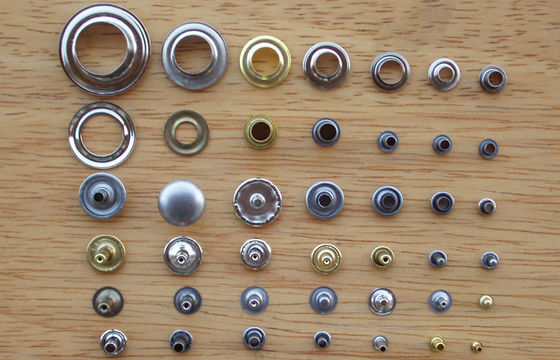 Überzug-knöpft Messinggewohnheits-Verschluss Kleiderösen-Hardware-Zusätze
