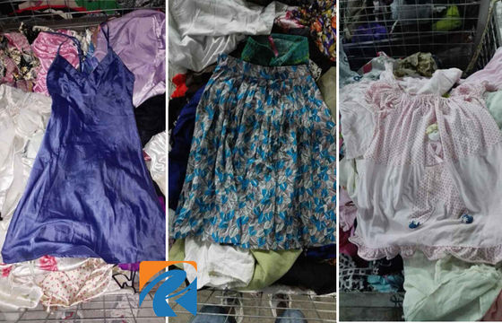 In het groot gebruikte vrouwenkleren, tweede handkleding voor de Zomer/de Winter