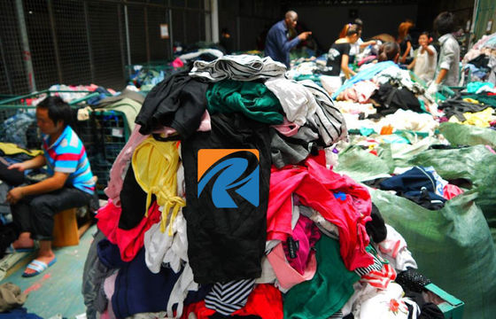 In het groot gebruikte vrouwenkleren, tweede handkleding voor de Zomer/de Winter