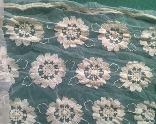 शुद्ध कपास organza कढ़ाई फूल फीता कपड़ा परिधान पारिस्थितिकी के अनुकूल