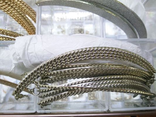 سازگار با محیط زیست آلیاژ نیمه بیضی شکل فلزی تر و تمیز برای دکوراسیون نقره ای مد