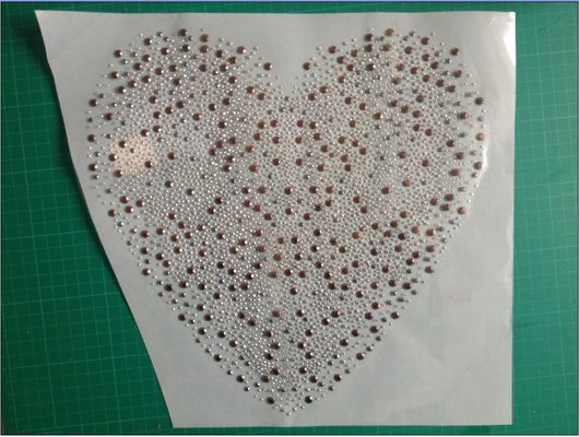 Medias transferencias de calor calientes redondas preciosas del diamante artificial del modelo del corazón del arreglo