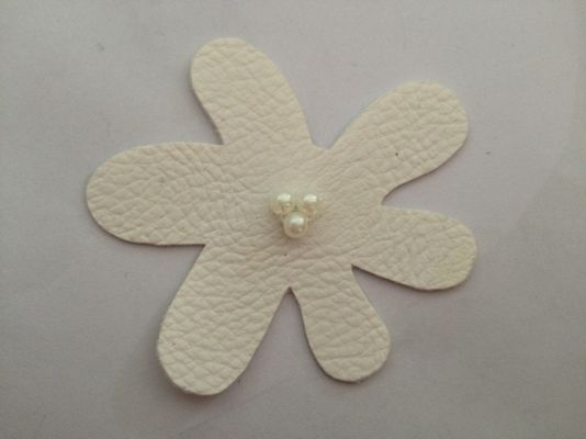 Corsage ดอกไม้ยางยืดเสื้อผ้าสีขาวประดิษฐ์กับ 3D / ลูกปัดที่กำหนดเอง