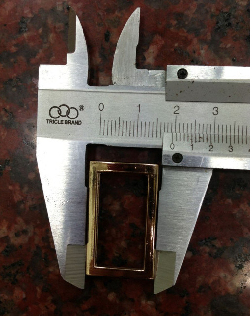 โลหะแท่งเหล็กตัดสำหรับการตัดเย็บเสื้อผ้าและเข็มขัด 1.9cm X 3.2cm แฟชั่น